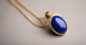 Lapis lazuli kamień – biżuteria i właściwości