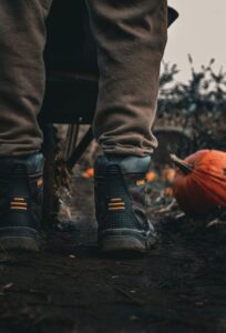 Jak wybrać wygodne i bezpieczne obuwie robocze do codziennych obowiązków zawodowych?
